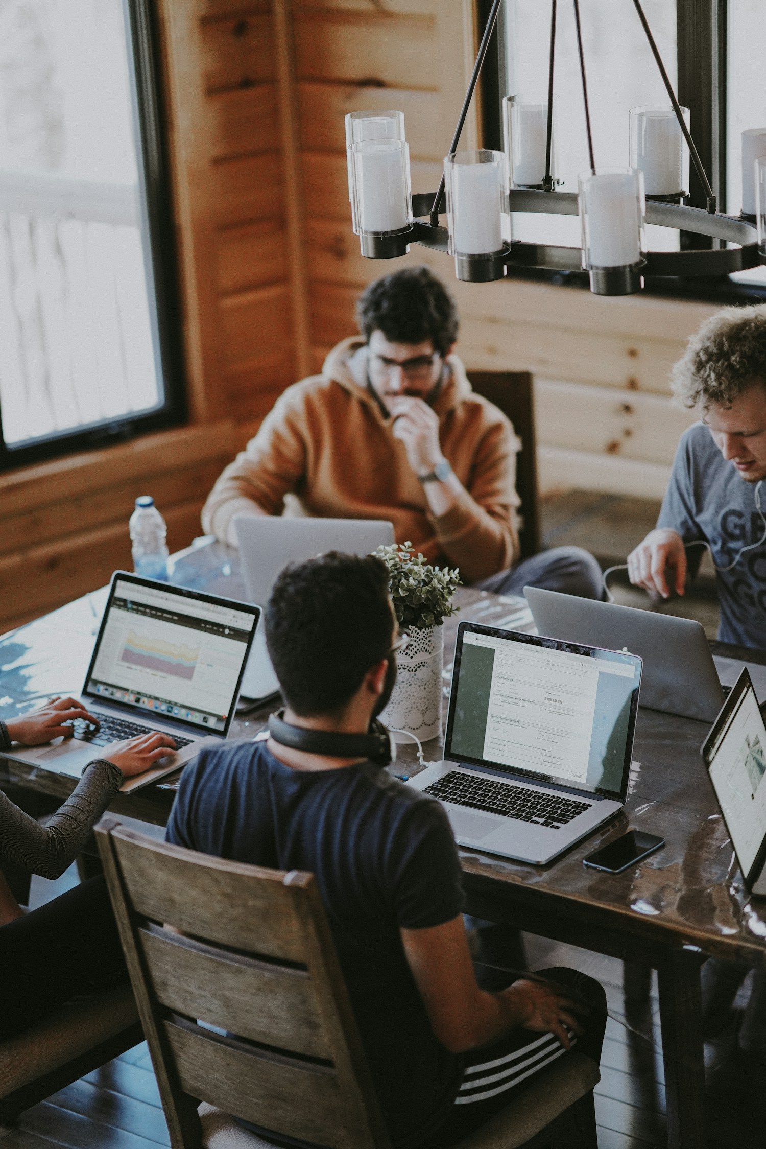Personas conversan alrededor de una mesa de trabajo