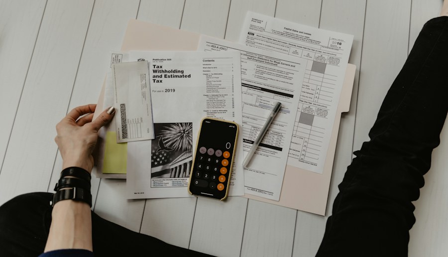 Cuaderno y calculadora para organizar un presupuesto